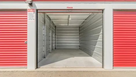 Well maintained medium size outdoor storage unit