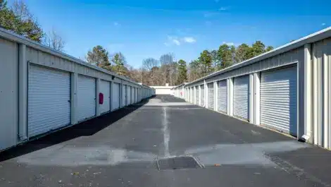 Row of medium sized self storage units in Soddy Daisy TN