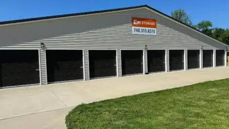 Sunny outdoor photo of self storage facility in Ravenswood