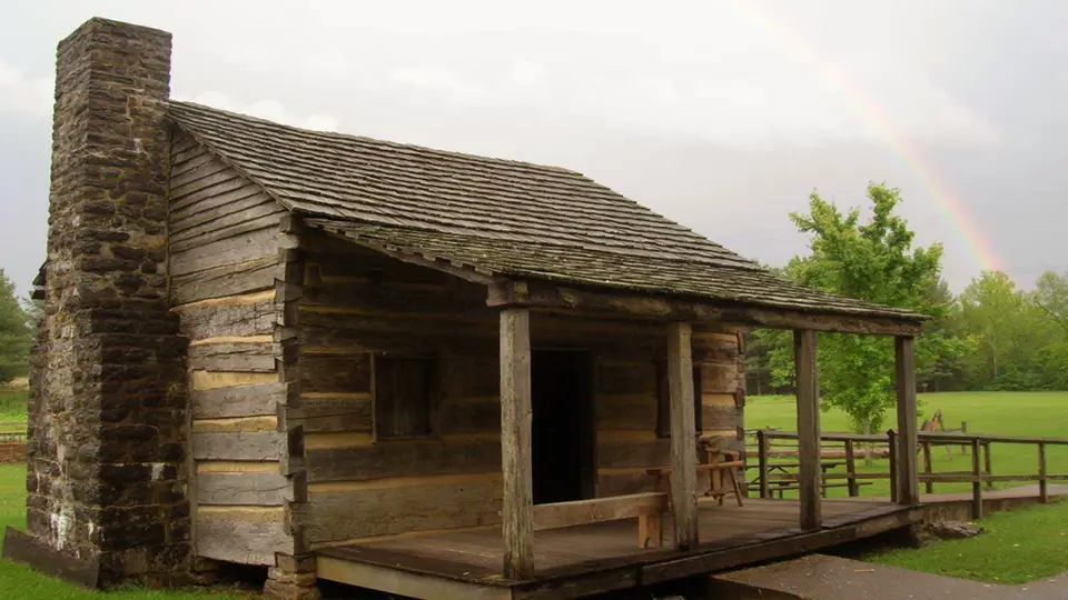 A picture of a small wood cabin in David Crockett Birthplace State Park