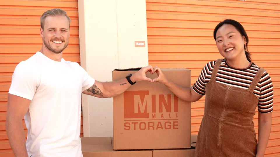 A couple standing in front of Mini Mall Storage in Sainte-Thérèse for Moving Day in Quebec
