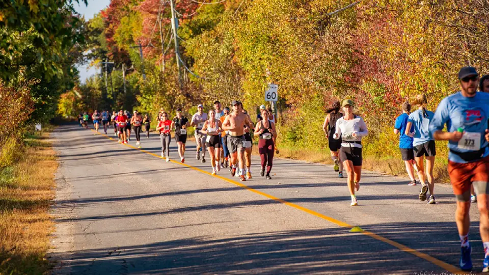 People running in the Muskoka Marathon 